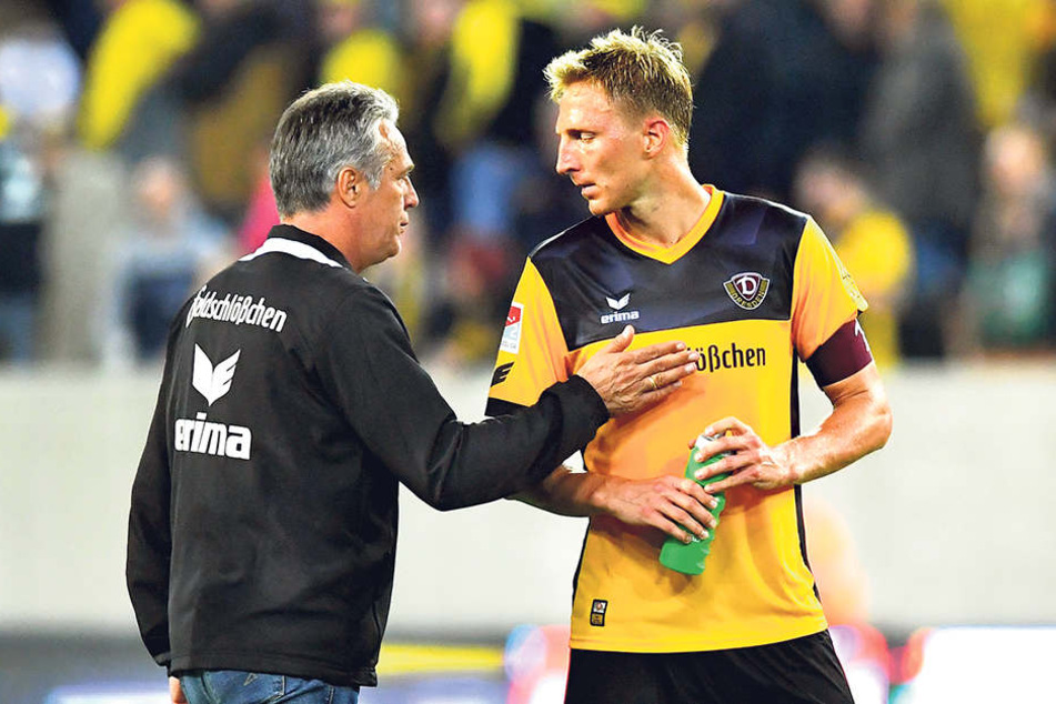 Dynamo-Trainer Uwe Neuhaus (l.)
bedankte sich nach der Partie bei seinem Kapitän Marco Hartmann.