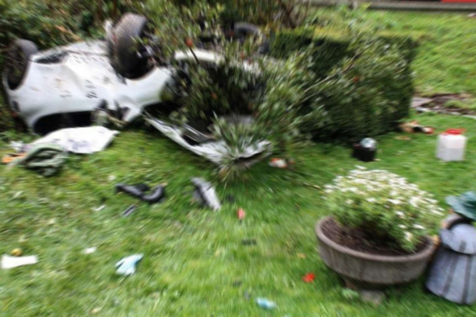 Der Wagen des 62-Jährigen landete im Vorgarten eines Hauses. (Symbolbild)