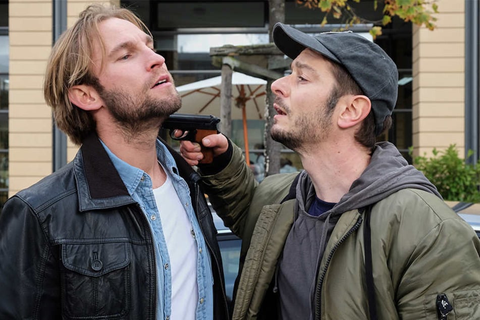 Felix Sonntag (l.) wird bei einem Streit mit seinem Kollegen Max Hellmann (r.) schwer im Gesicht verletzt.
