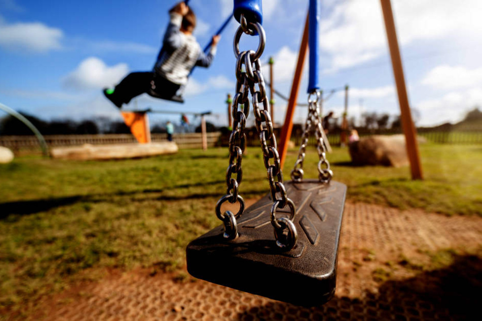Der Mann wurde noch in der Nähe des Kinderspielplatzes festgenommen. (Symbolbild)