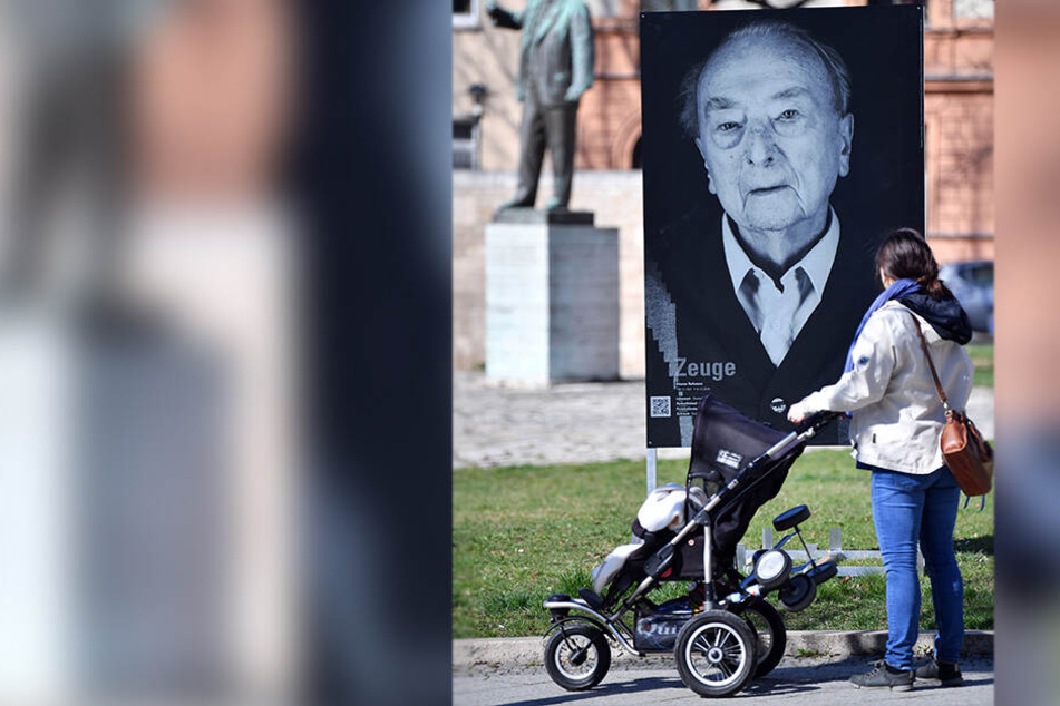 Mann spuckt, tritt und pinkelt gegen Foto von KZ-Überlebenden