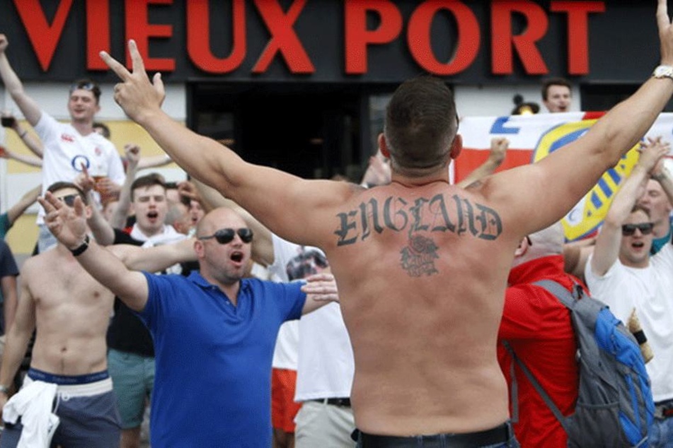 Hooligans mehrerer englischer Firms haben sich zusammengetan, um in Russland zuzuschlagen.