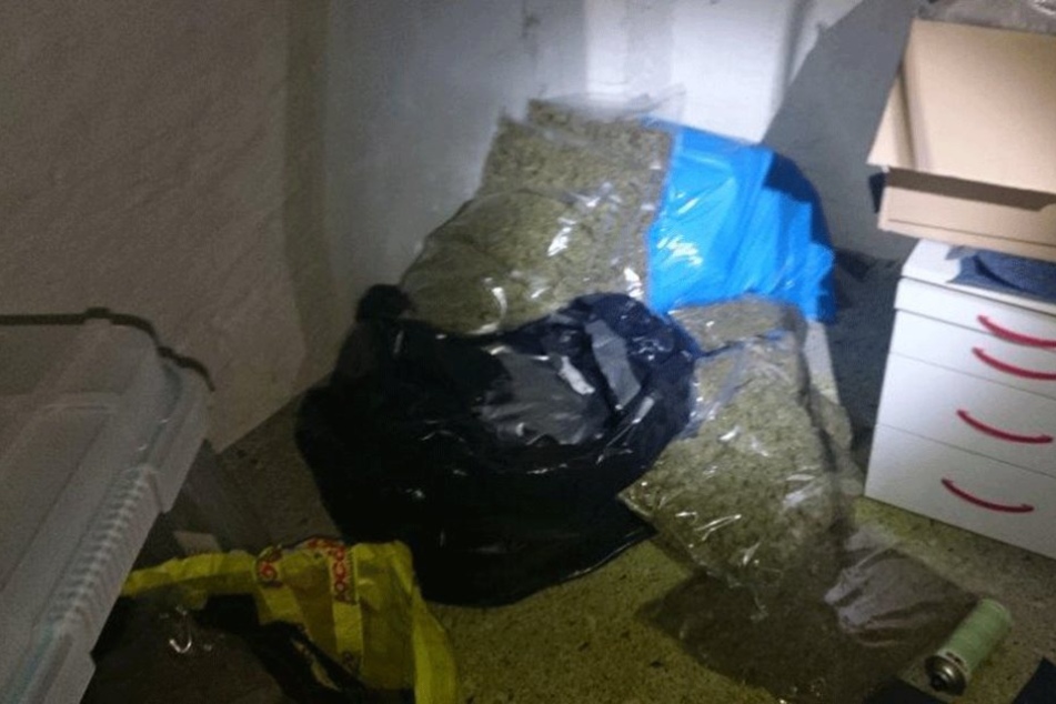 In einem Lager in Neukölln wurden mehr als 100 Kilo Gras sichergestellt.