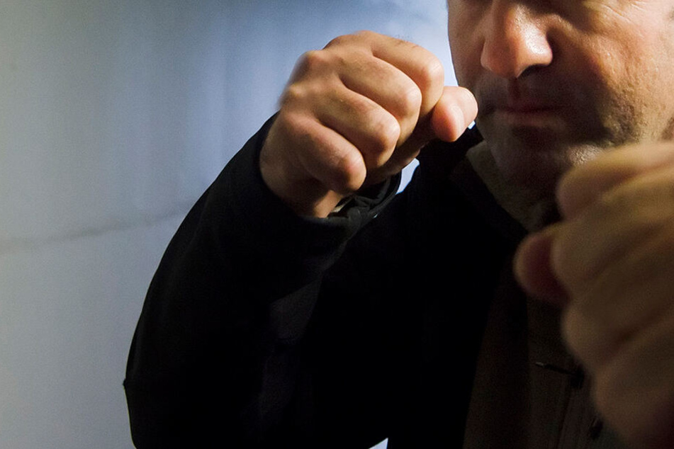 Zwei Männer aus einer Personengruppe sollen die Jugendlichen am Samstagabend angegriffen haben. (Symbolbild)