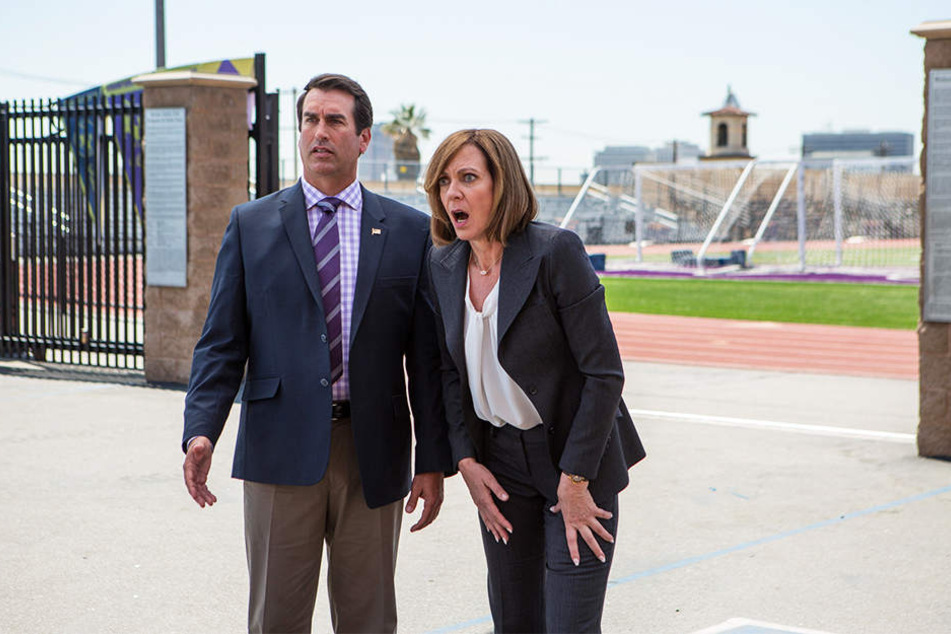 Die beiden Highschool-Lehrer (Rob Riggle) und (Allison Janney) finden auf dem Schulhof eine Leiche und sind mit dieser Situation völlig überfordert.