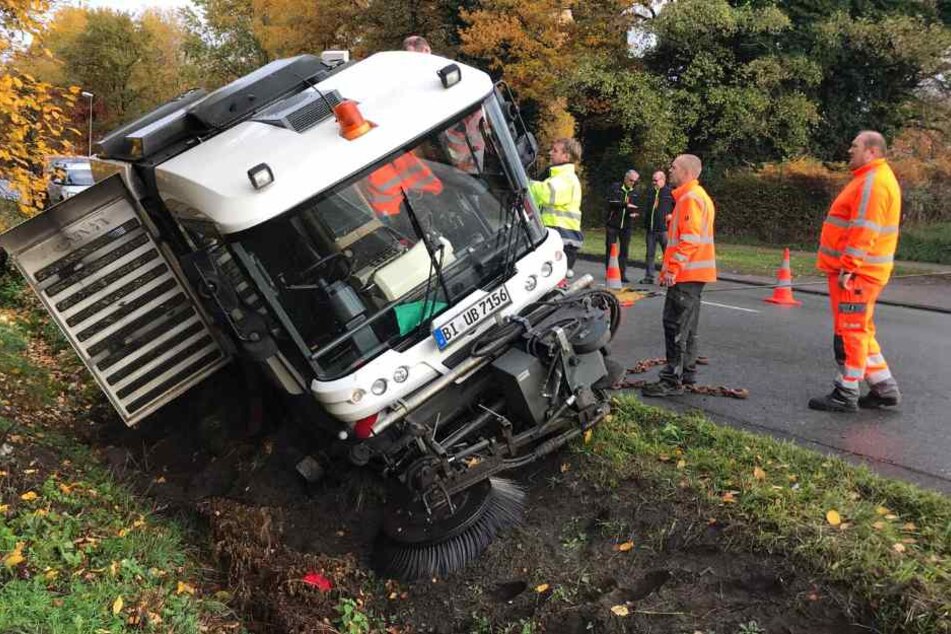 Die Kehrmaschine kippt aus ungeklärter Ursache in den Graben.