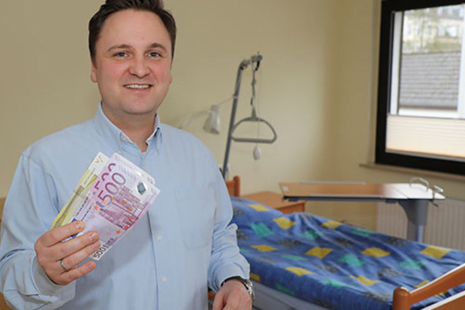 Lucas Weiß, Geschäftsführer vom Hospizhaus Wolfsburg, freut sich über den warmen Geldsegen.