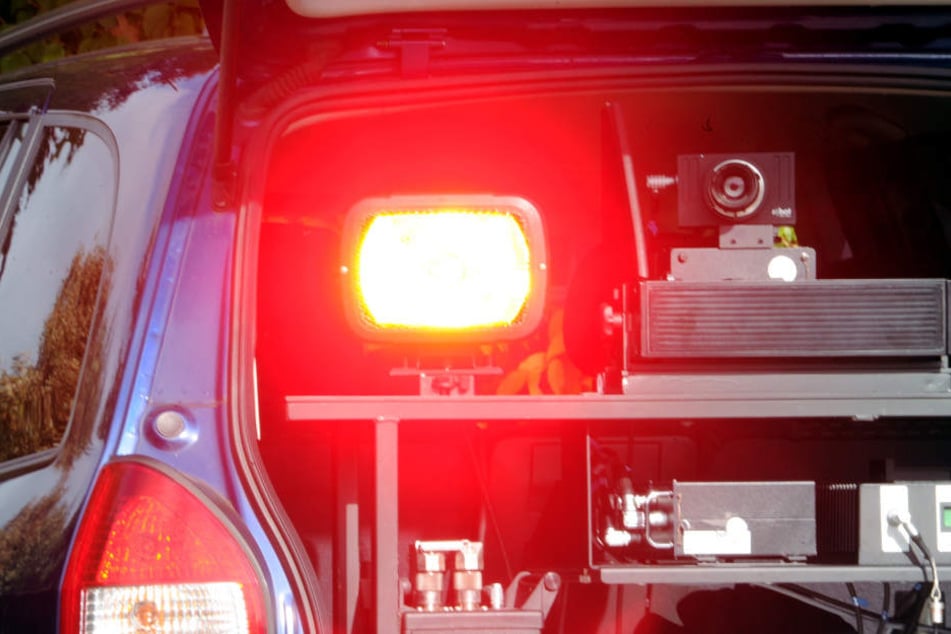 Bei Autofahrern besonders gefürchtet: mobiler Blitzer in einem Zivilfahrzeug (Archivbild).