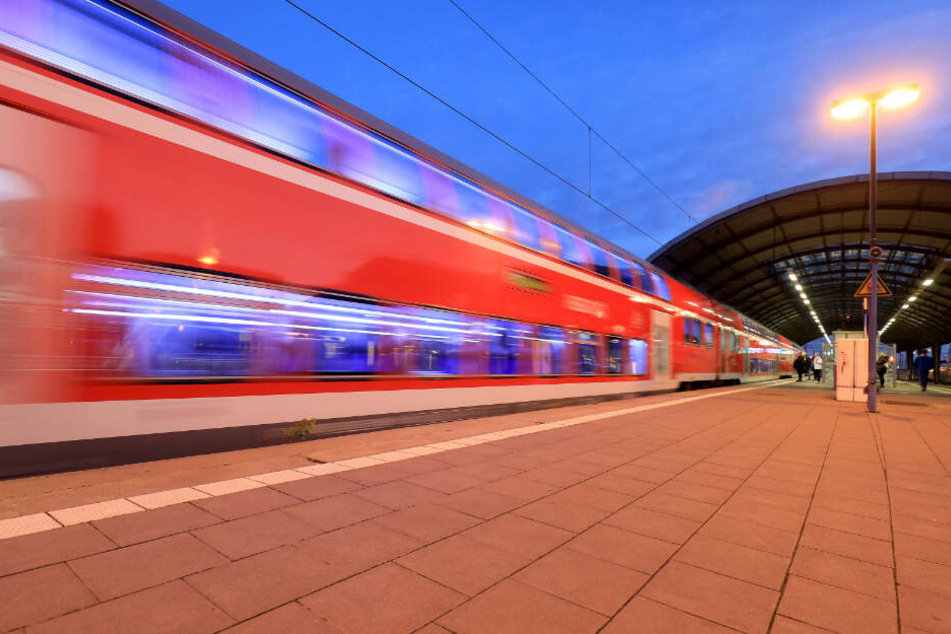 Ein Fahrgast alarmierte das Bahnpersonal. (Symbolbild)