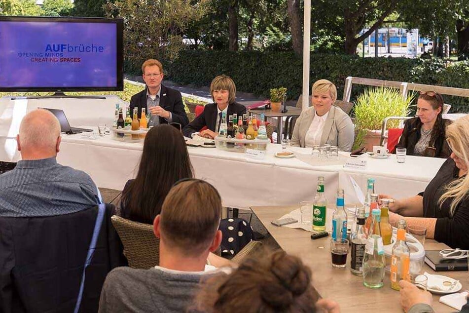 Projektleiter Ferenc Csák (42), OB Barbara Ludwig (56), Kulturbotschafterin Nicole Oeser (28) und Programmrätin Sabrina Sadowski (53, v.l.) haben den Titel zur Kulturhauptstadt-Bewerbung enthüllt.
