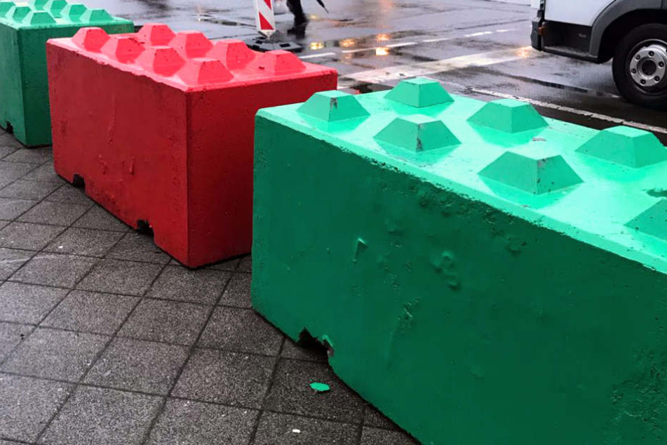 In Rot und Grün erstrahlen die Betonklötze.
