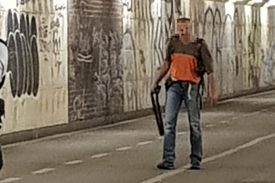 Mit diesem Bild sucht die Polizei nach einem der Tatverdächtigen.