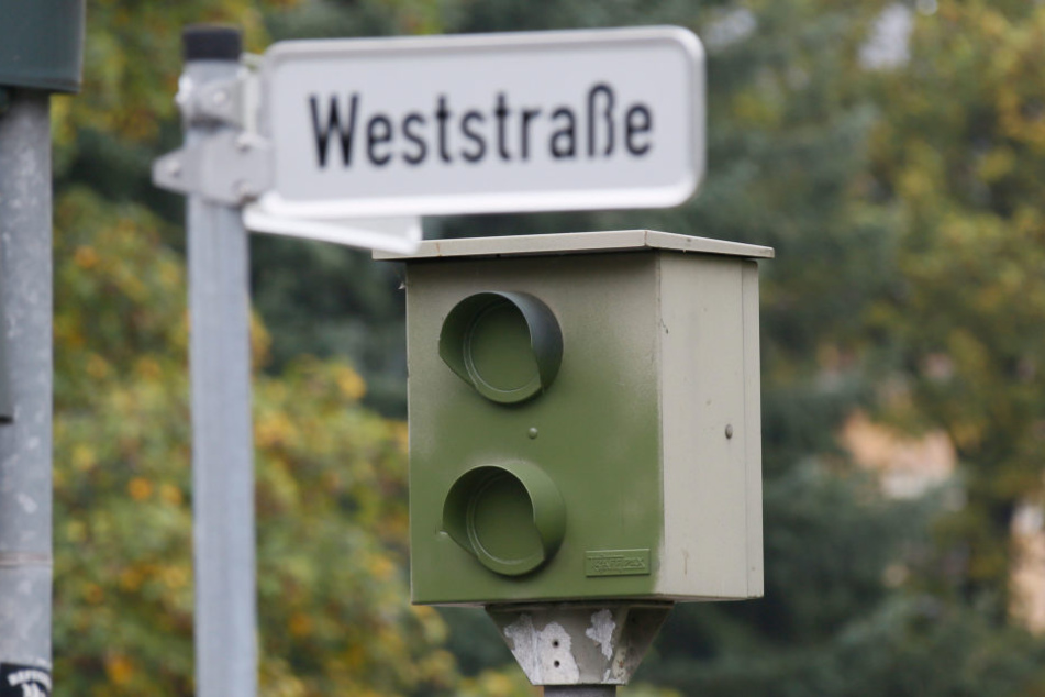 Der Rot-Blitzer auf dem Kaßberg wurde mit grüner Farbe besprüht.