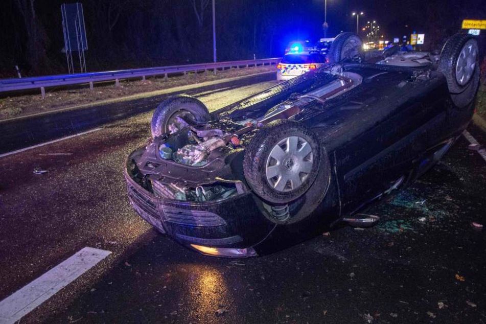 Ein VW überschlug sich am Freitagabend bei einem schweren Unfall auf dem Magdeburger Ring.