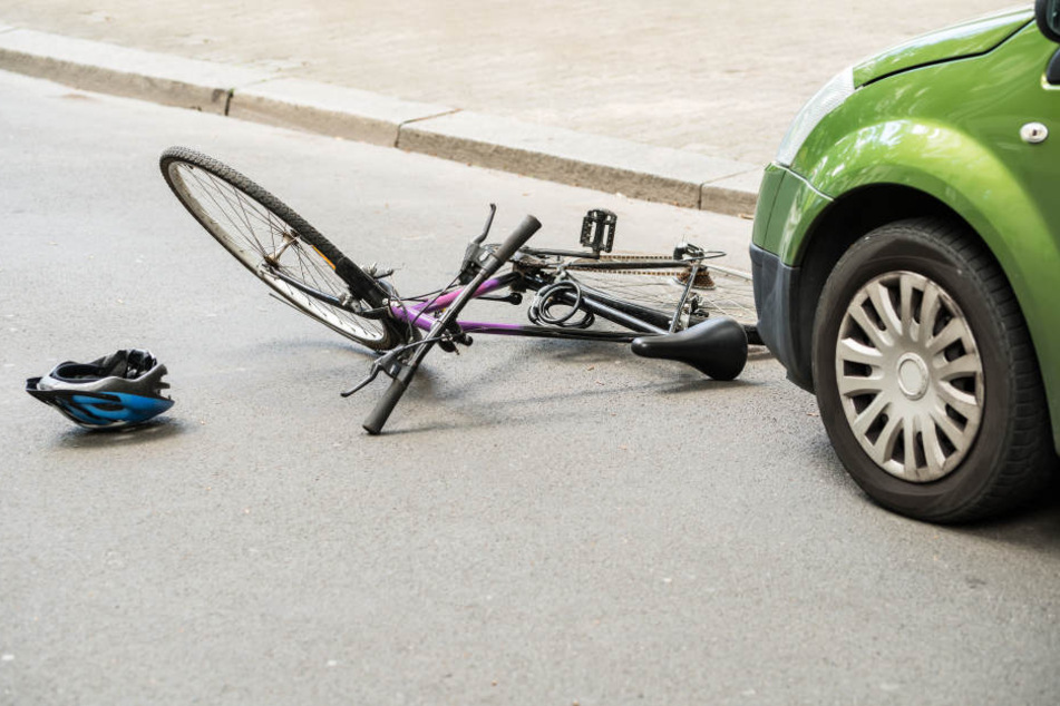 Bei dem Unfall erfasste das Auto eine Radfahrerin (Symbolbild).