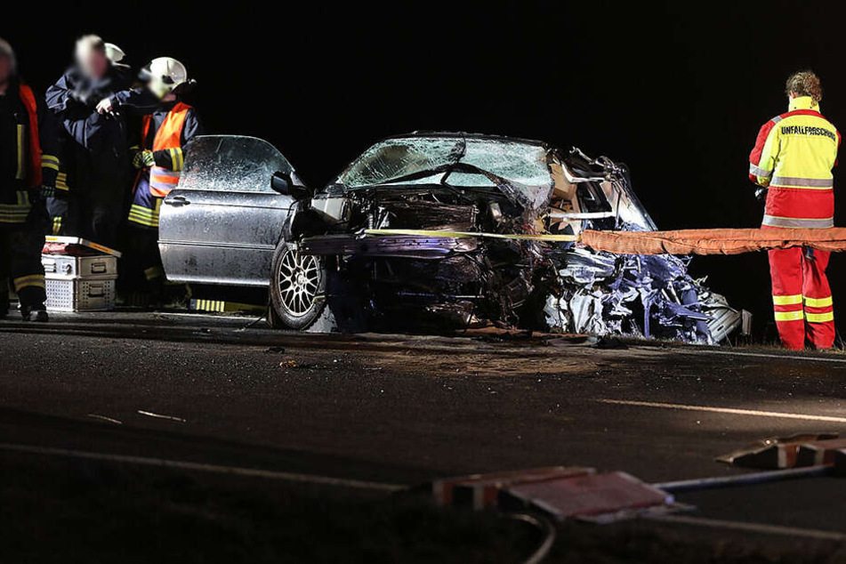 Einsatzkräfte am Unfallort.