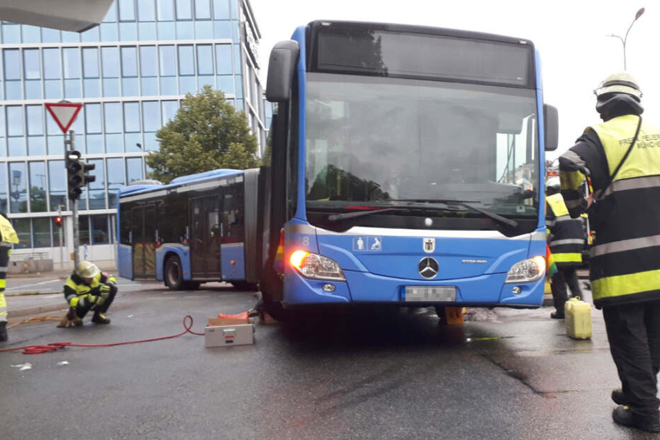 Die Frau wurde unter dem Bus eingeklemmt.