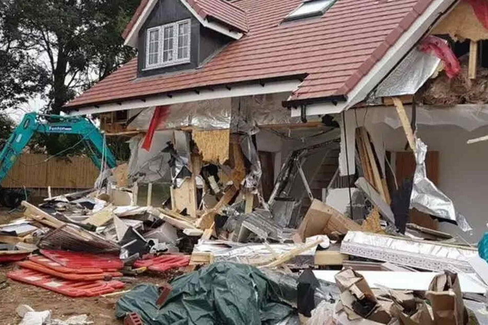 Die neuen Häuser wurden zerstört.