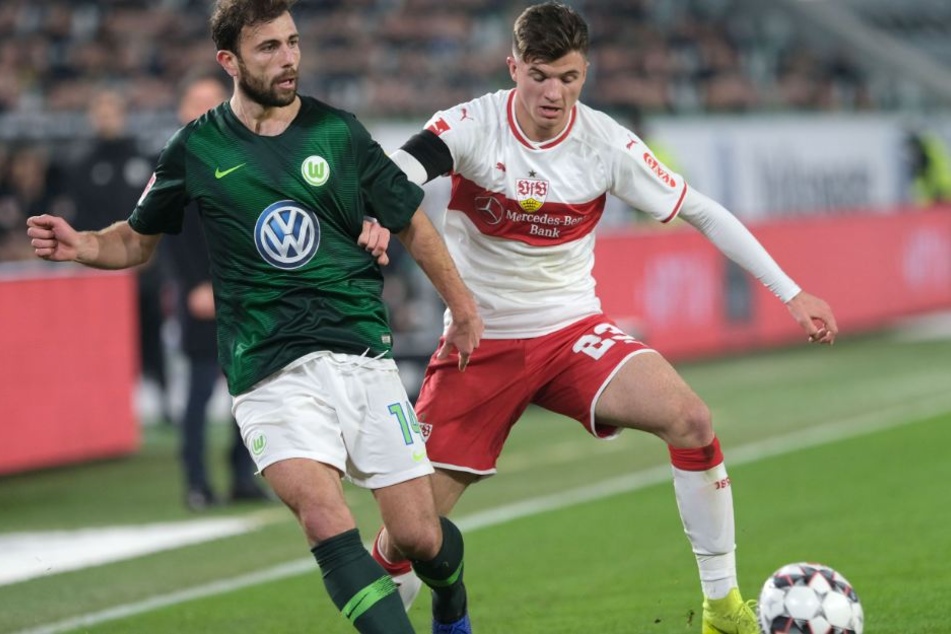 Kampf um den Ball: VfL-Offensivmann Admir Mehmedi (l.) und VfB-Jungstar Antonis Aidonis (17).