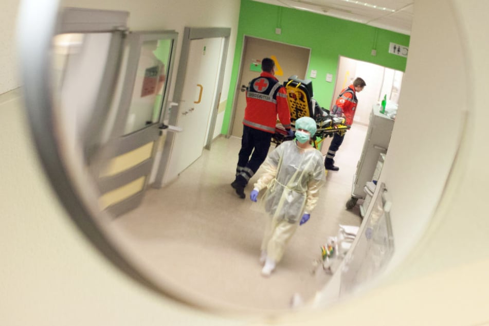 Der 32-jährige Syrer tauchte am Freitagnachmittag in einem Krankenhaus in Halle (Saale) auf. (Symbolbild)