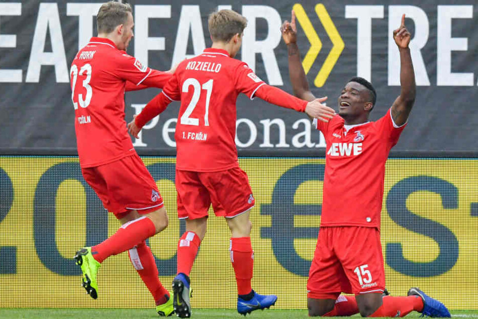 3:0: Jhon Córdoba (r.) macht den Sack zu.