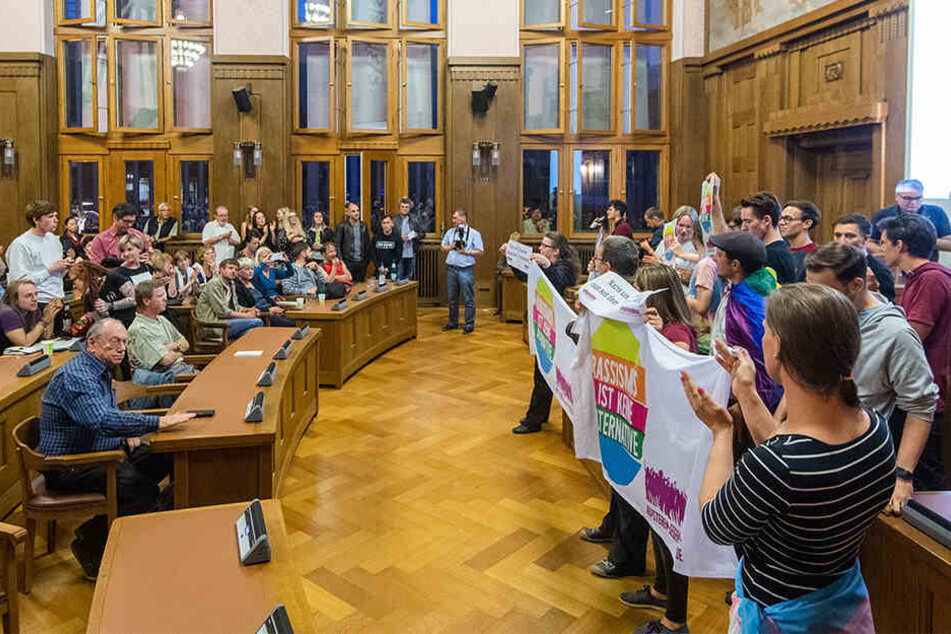 "Aufstehen gegen Rassismus" protestierte im Ratssitzungsaal gegen rechte Politiker.