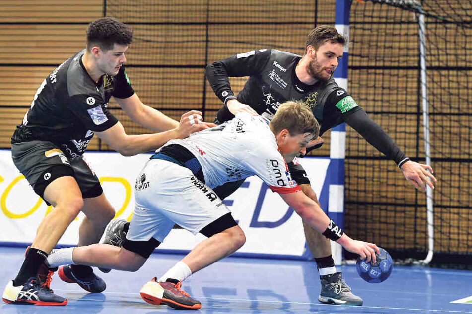 Philip Jungemann (l.) und Sebastian Greß stoppen Ferndorfs Mattis Michel.