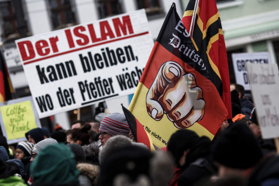 Hunderte Rechtsextreme werden per Haftbefehl gesucht. (Symbolbild)