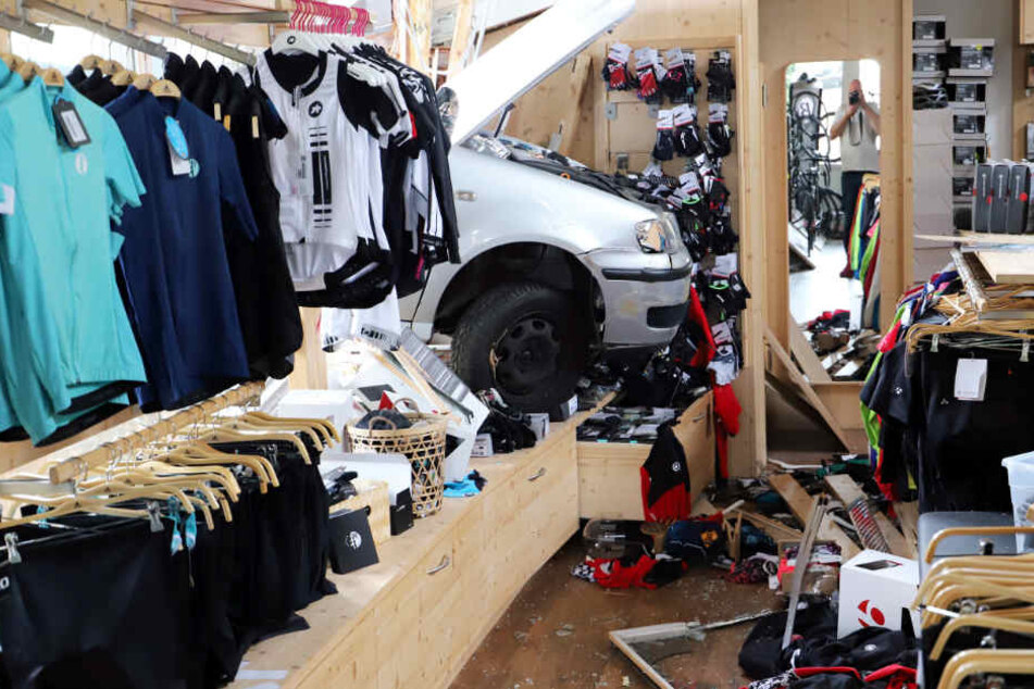 Bei dem Unfall entstand ein Schaden von mehreren Zehntausend Euro.