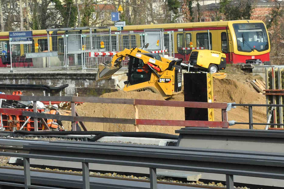Ein S-Bahn passiert eine Brückenbaustelle am Bahnhof Schöneweide.