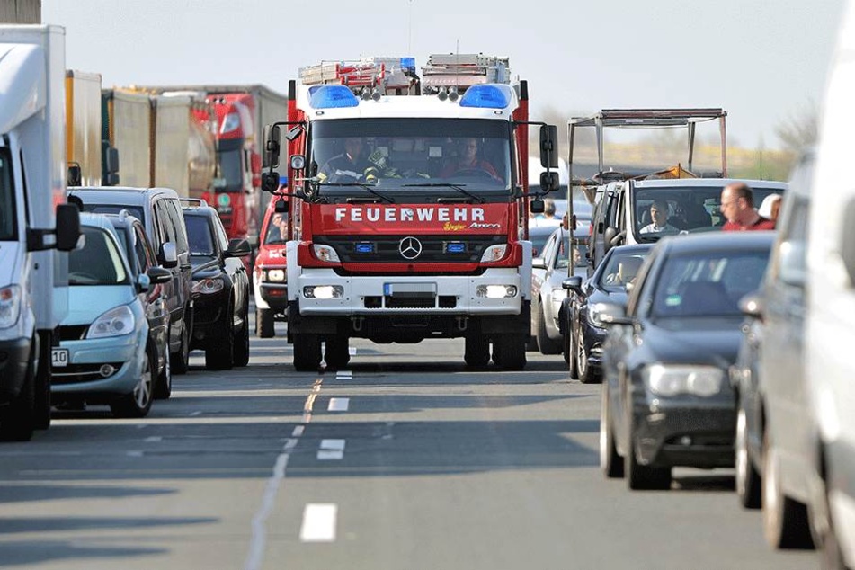 So soll eine Rettungsgasse aussehen: Die Autos fahren an die Seite, der Rettungswagen kommt durch. Doch wenn einige wenden und die Rettungsgasse missbrauchen, um zurückzufahren, dann geht gar nichts mehr.