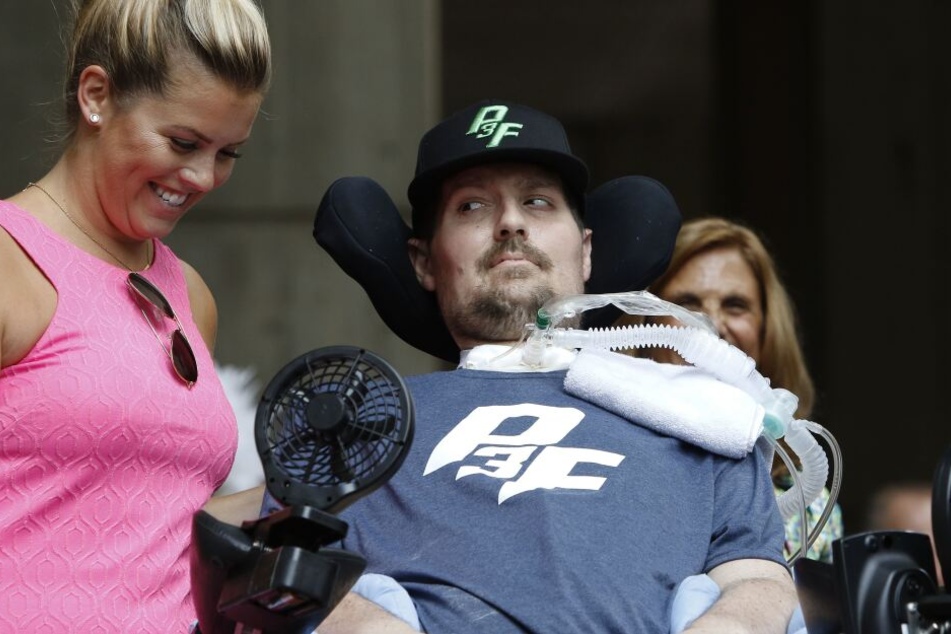 Pete Frates (r), Mitinitiator der "Ice Bucket Challenge", schaut seine Frau Julie während einer Zeremonie in der City Hall in Boston an.