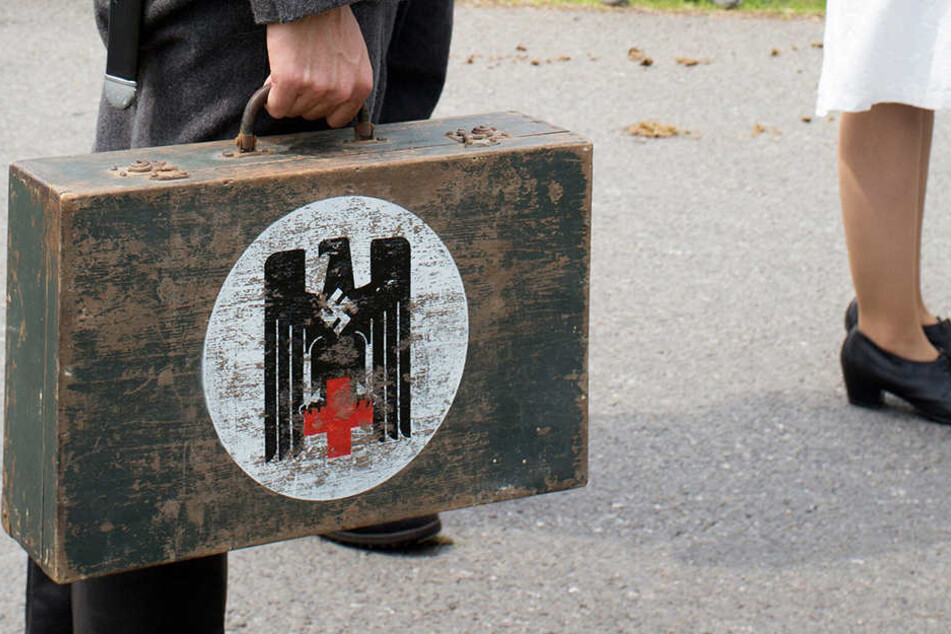 Ein Teilnehmer trug auf seinem Koffer ganz offen ein Hakenkreuz.