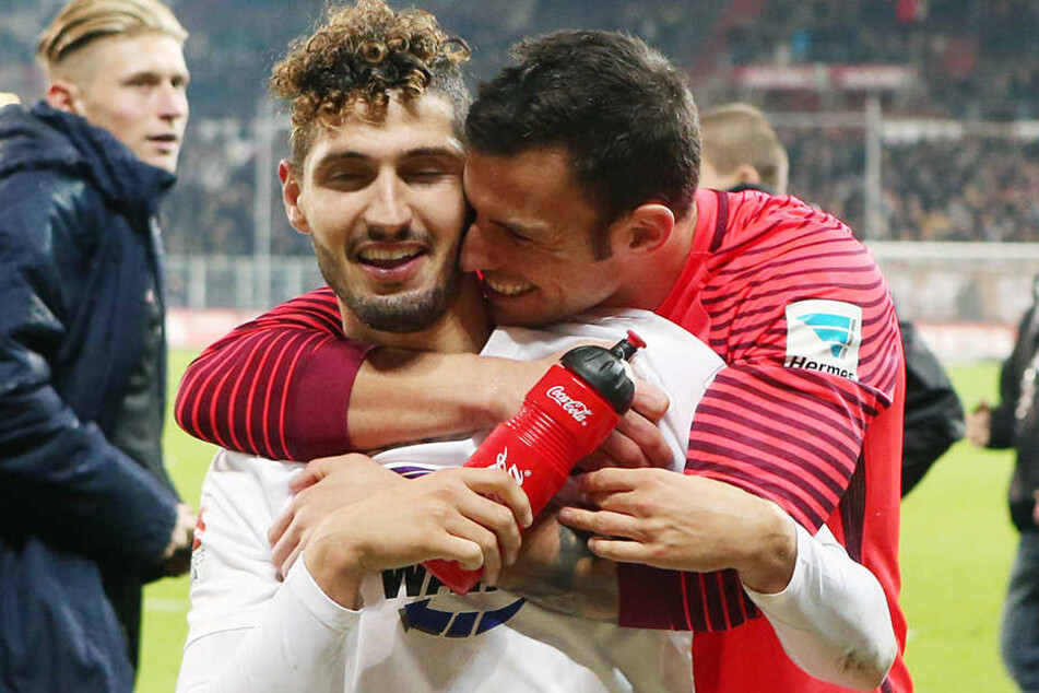 Daniel Haas freute sich mit Fabio Kaufmann (l.).