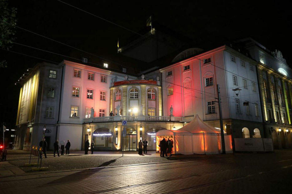 Größte Spendenbüchse der Stadt: Im Dresdner Schauspielhaus fand die 11. HOPE-Gala zugunsten aidskranker
Frauen statt.