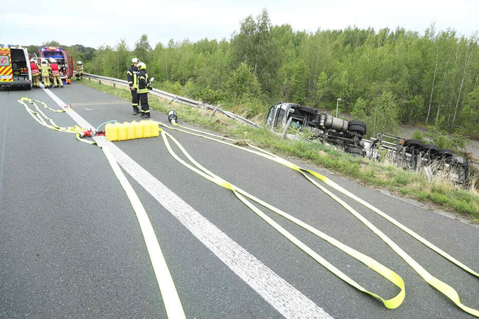 Feuerwehrleute kümmern sich um auslaufenden Biodiesel.