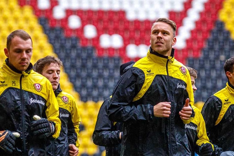 Der Blick geht nach oben: Marcel Franke (vorn, r.) bei seinem ersten Training nach der Rückkehr zu Dynamo.