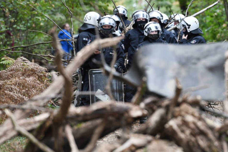 Die Polizei hat den Protest nur an einem festen Ort - ohne Spaziergang - genehmigt.