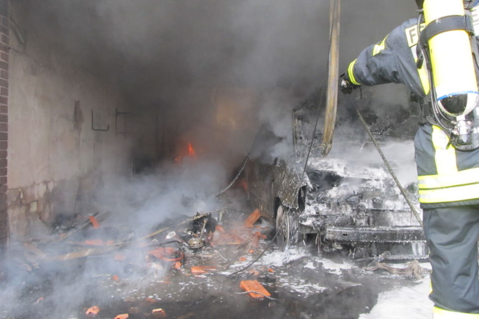 Der Brand startete in einer Garage. Das Auto brannte vollständig aus.