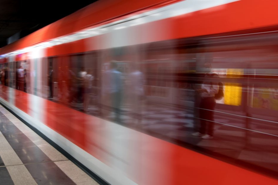 Nach dem Vorfall stand der Lok-Führer unter Schock (Symbolbild).