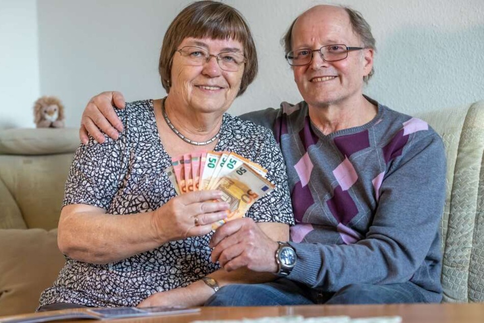 Sie sind Sachsens ehrliche Finder: Joachim (70) und Christiane Putschke (69) aus Chemnitz fanden in der Münchner Frauenkirche eine Tasche mit gut 23.000 Euro und brachten sie zur Polizei.