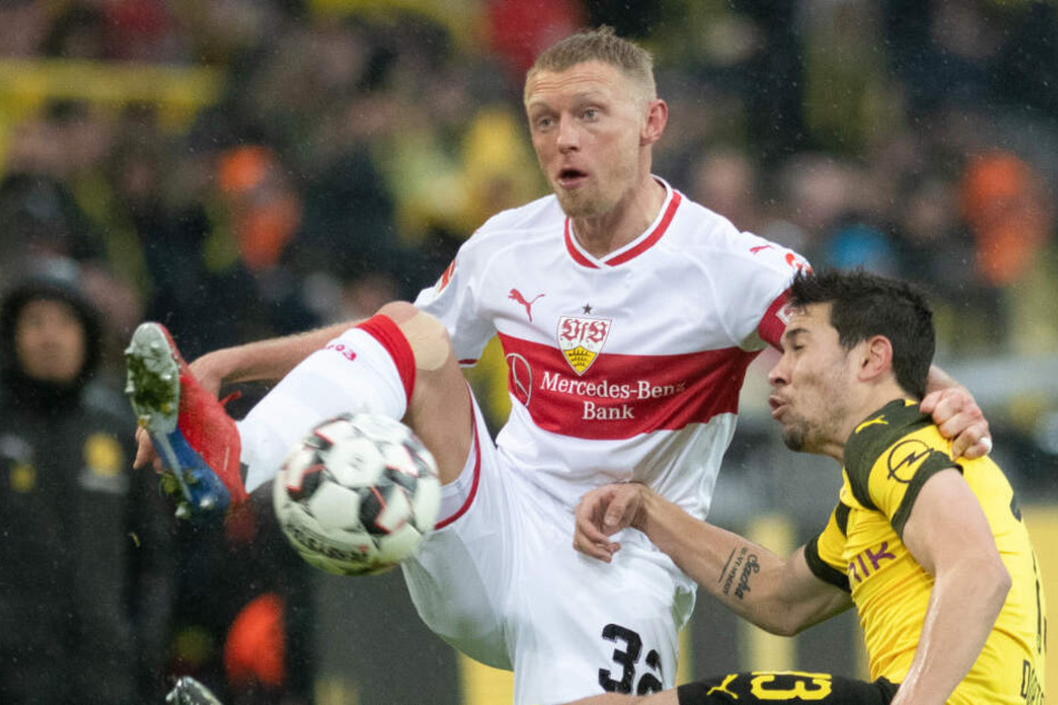 VfB-Verteidiger Andreas Beck (l.) vor BVB-Mittelfeldmann Raphael Guerreiro (r.) am Ball.