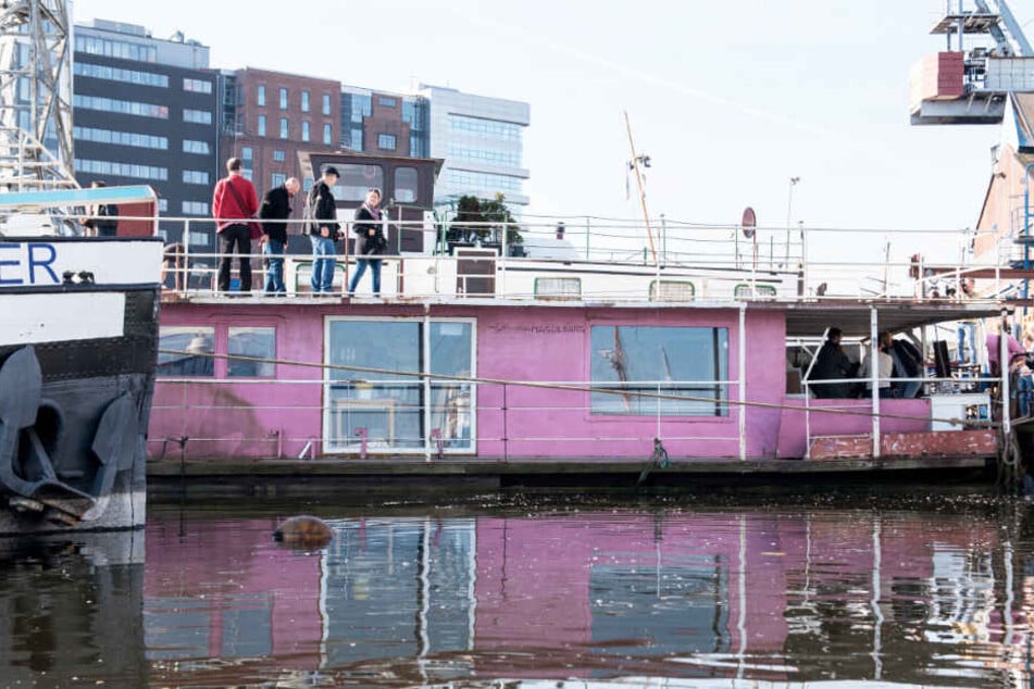 Das Hausboot von Gunter Gabriel liegt in Hamburg-Harburg.