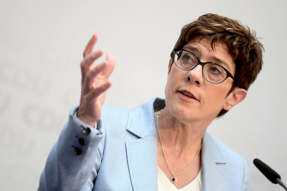 Das Wahlergebnis weckt Zweifel an der Führungsstärke von Annegret Kramp-Karrenbauer (56, CDU).