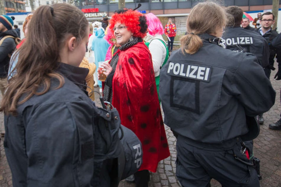 Polizisten bei einem Umzug. (Symbolbild)
