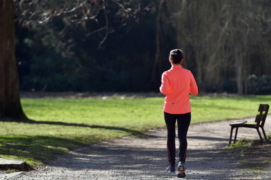 Der Mann verfolgte die Joggerin bis in den Knochenpark. Dort drängte er sie in ein Gebüsch und stieß sie zu Boden. (Symbolbild)
