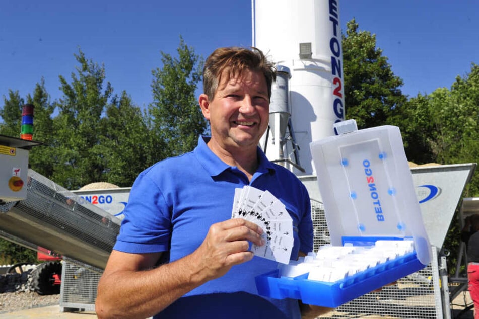 Firmenchef André Schädlich (50) zeigt die Chipkarten für die Beton-"Tankstelle".