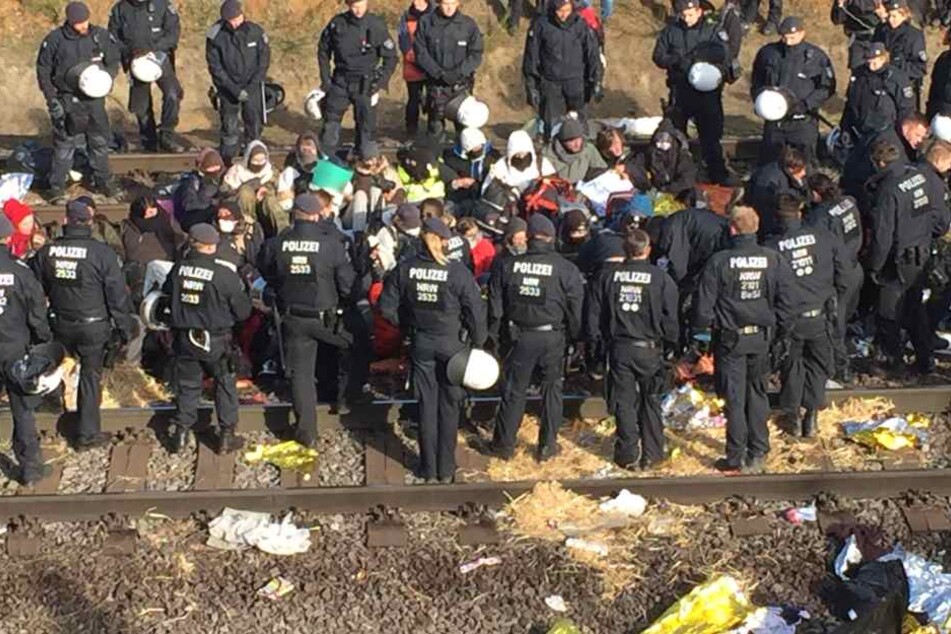 Am Samstag (28. Oktober) hatte die Polizei die Blockade noch geduldet, an diesem Sonntag wurden die Gleise geräumt.