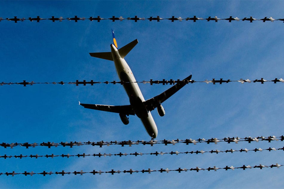 Eine Maschine der Lufthansa nach dem Start (Symbolbild)