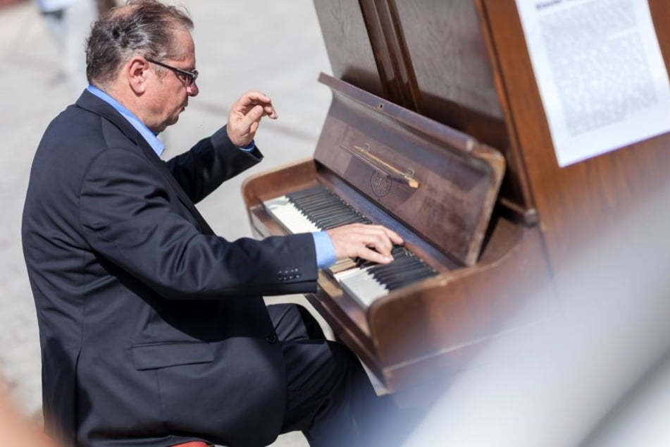 Auch Thomas Unger (55), Klavier-Lehrer am Konservatorium in Zwickau, zeigte sein Können.